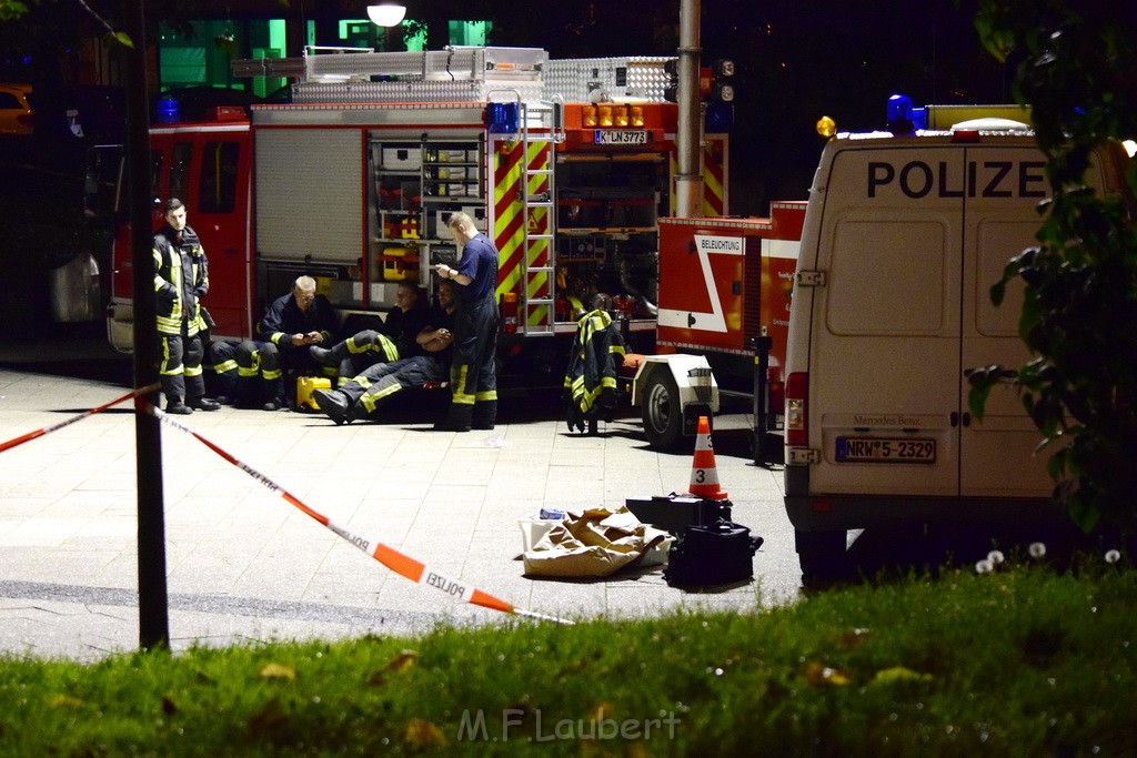 Einsatz BF Messerstecherei Koeln Neustadt Nord Eberplatz Platzmitte P112.JPG - Miklos Laubert